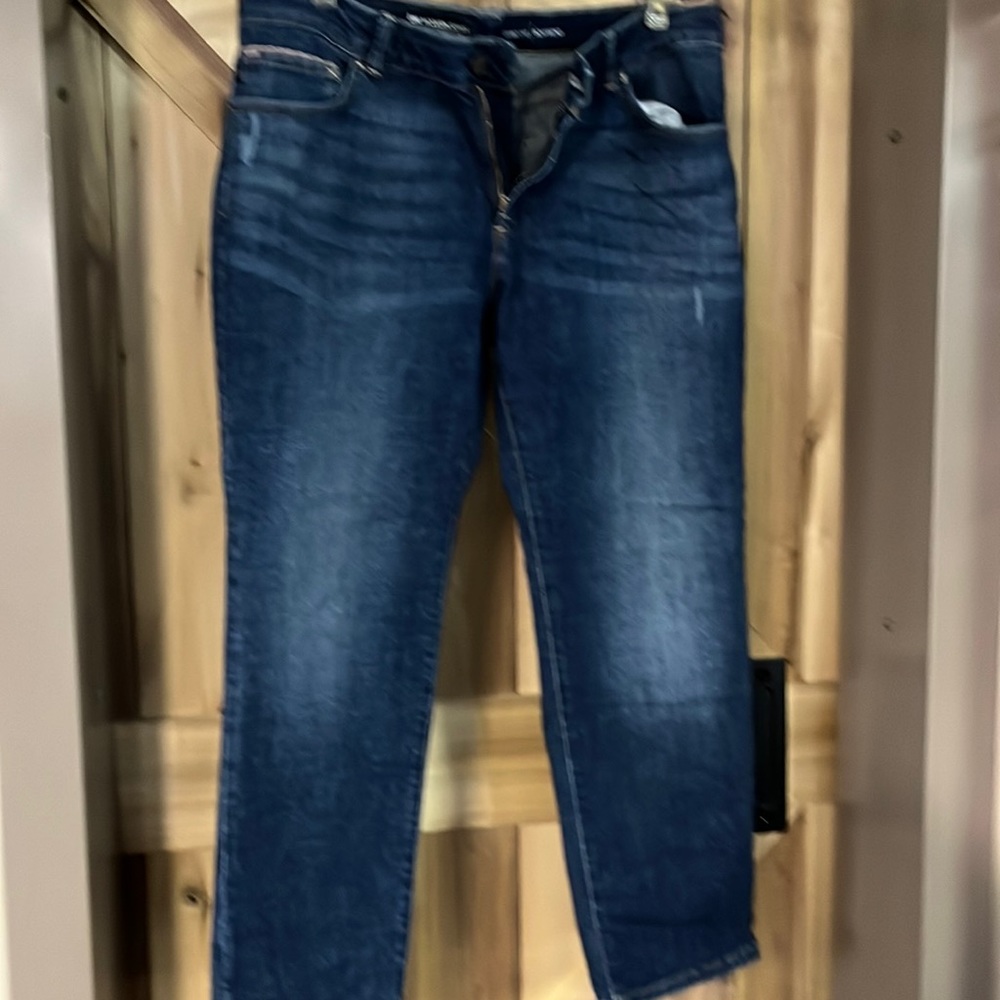 Lee Modern Brand